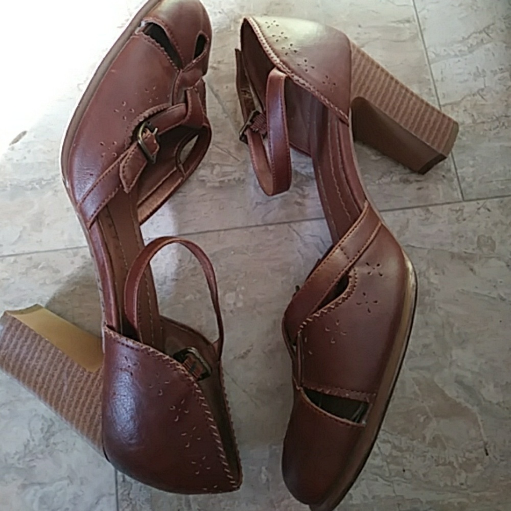 Sandals - Picture 2 of 4